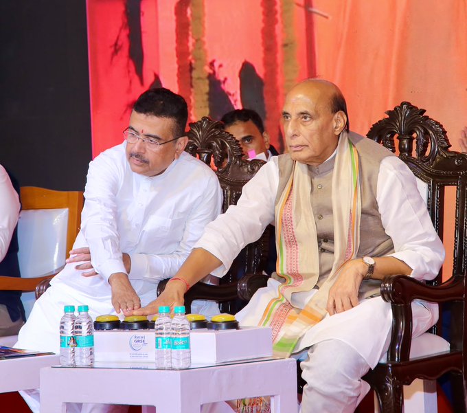 रक्षा मंत्री सिंह (दाएं) के साथ पश्चिम बंगाल के मुख्यमंत्री शुभेंदु अधिकारी (बाएं) भी मौजूद रहे।