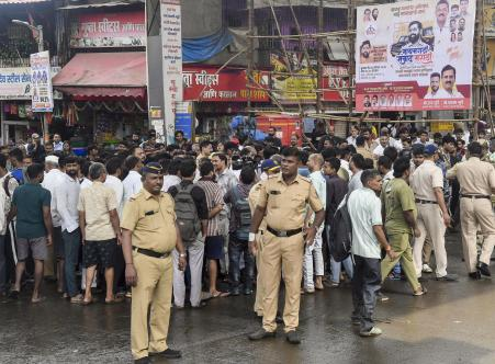 कांदिवली लिंक रोड पर पुलिस बल तैनात है।