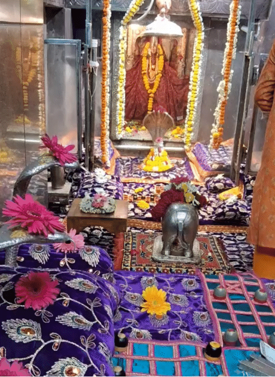 ओंकारेश्वर मंदिर में भगवान के शयन के दौरान चौसर बिछाई जाती है।