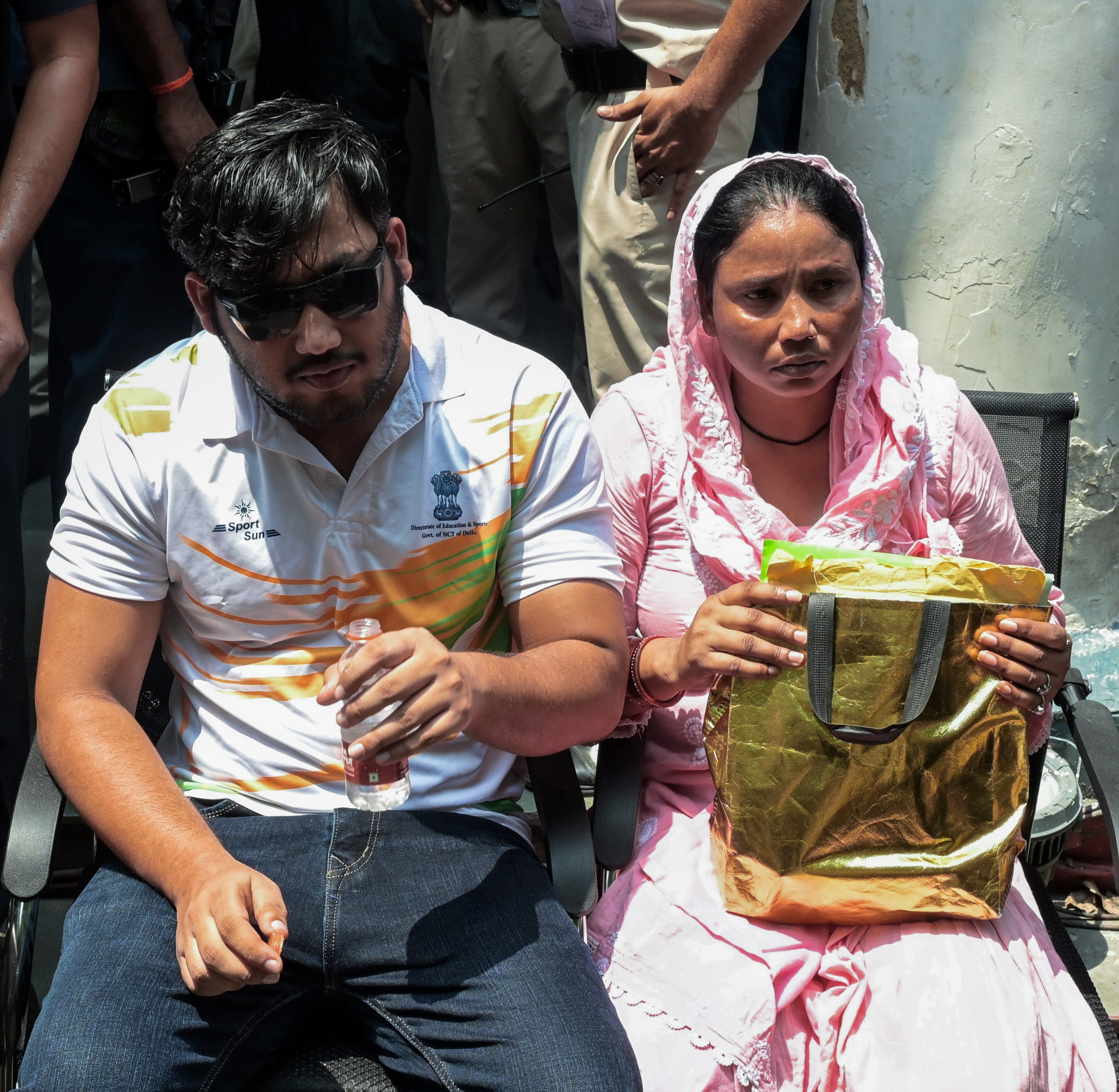 साहिल अपनी मां के साथ। यह फोटो संसद मार्च थाने का है।