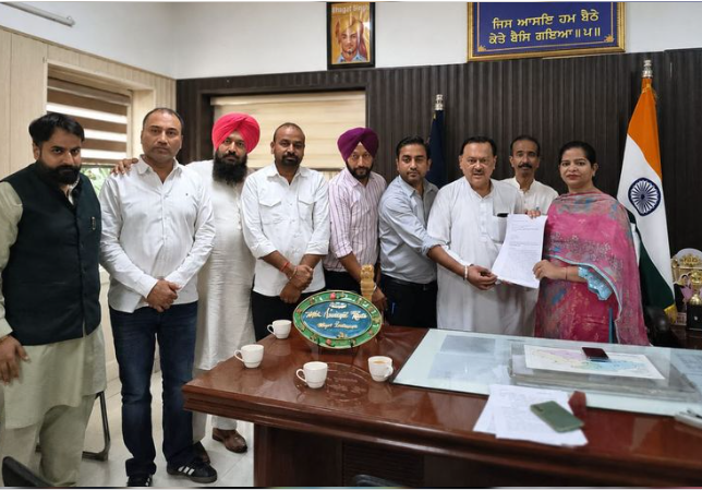 मेयर को मांगपत्र देते हुए पार्षद। फाइल फोटो