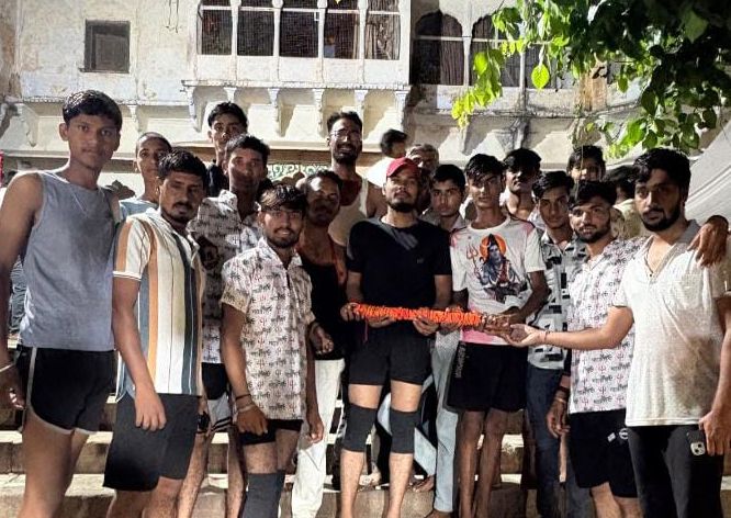 पुष्कर से कांवड़ लेकर टांटोटी के लिए सभी युवक रवाना हुए थे। इससे पहले सभी ने साथ में फोटो ली थी।