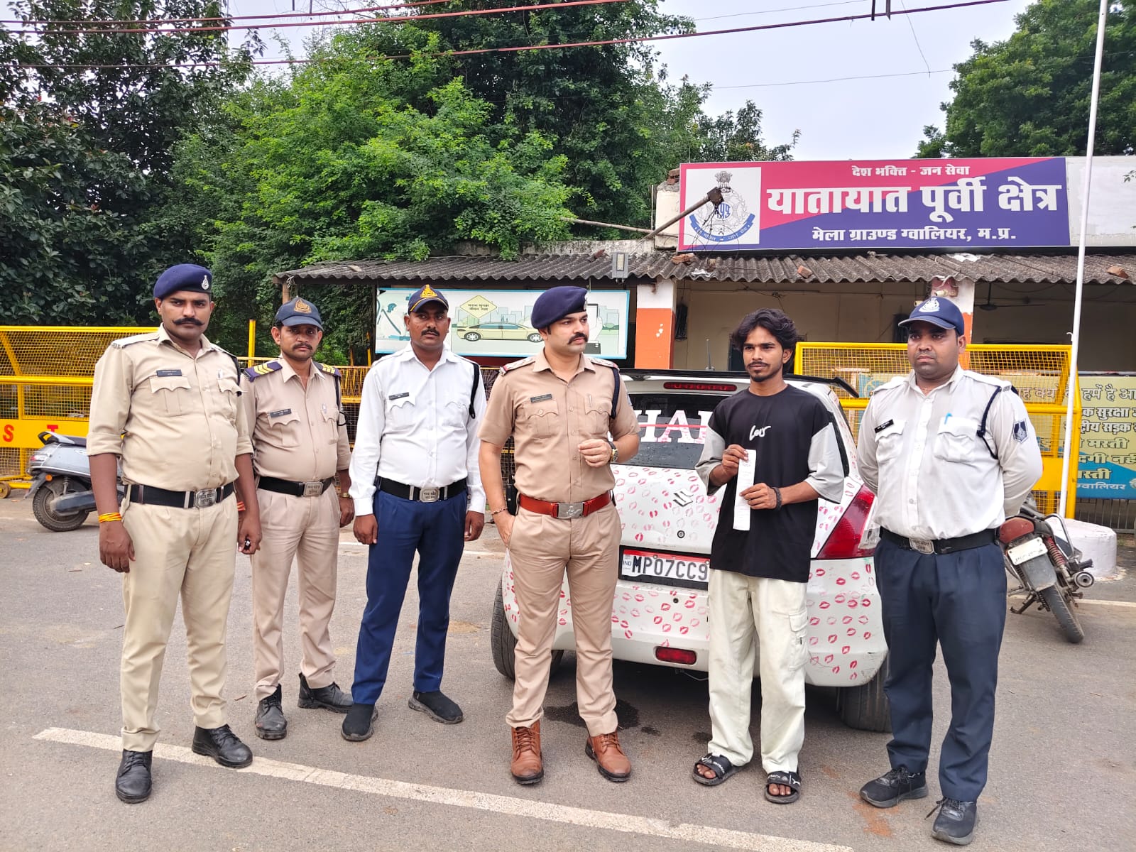 पुलिस के सामने फिर युवक ने माफी मांगी।