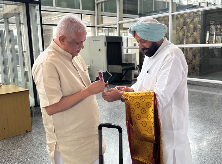 भाजपा के राष्ट्रीय संगठन महामंत्री बीएल संतोष के चंडीगढ़ एयरपोर्ट पर पहुंचने पर उनका पंजाब BJP प्रधान केवल सिंह ढिल्लों ने स्वागत किया।
