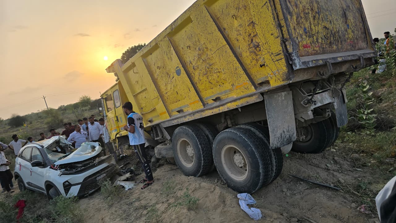 तेज रफ्तार डंपर कार को टक्कर मारने के बाद सड़क से नीचे करीब 50 फीट तक घसीटते हुए ले गया।
