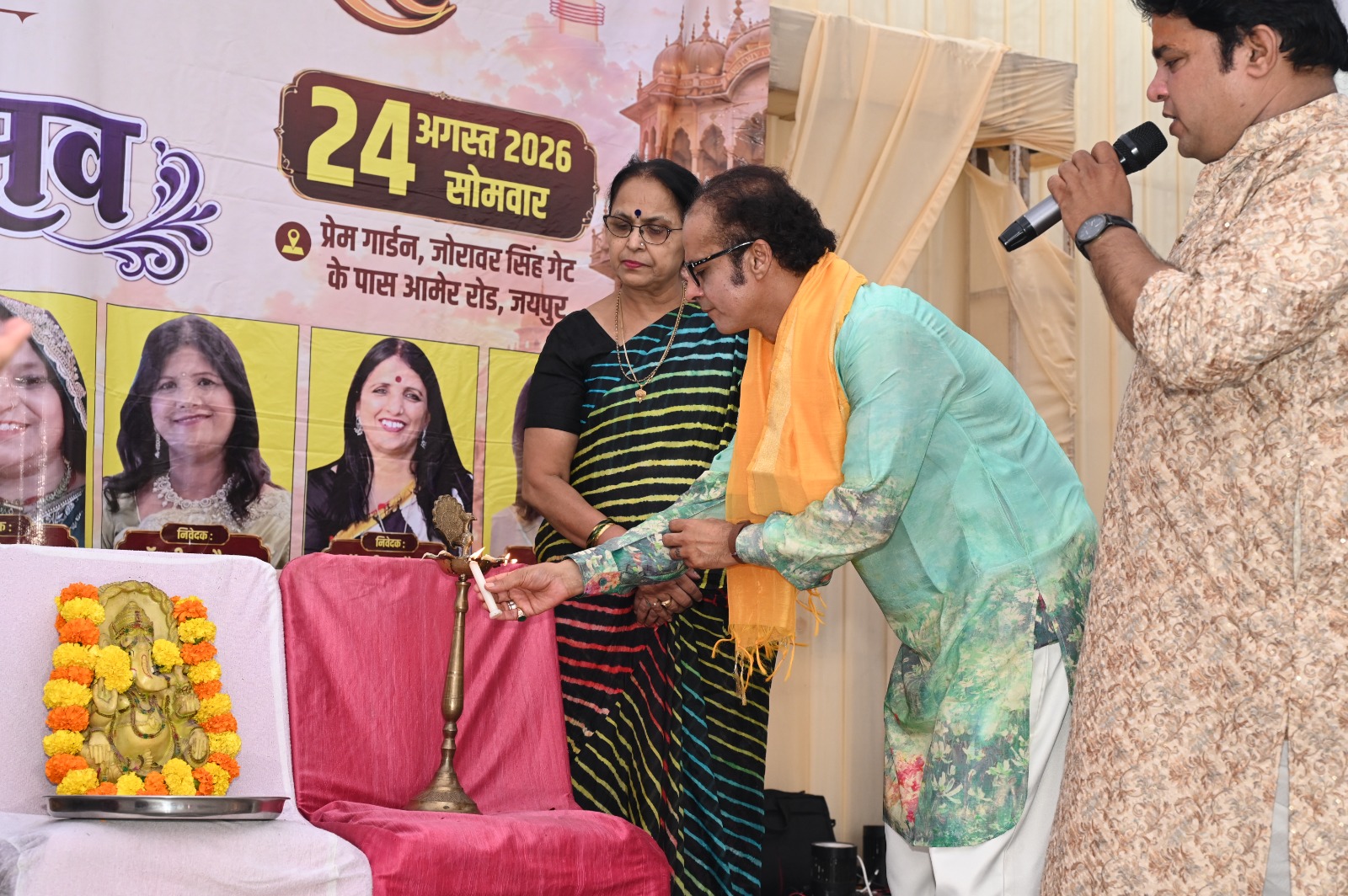 मुख्य अतिथि मधु भट्ट तैलंग और पंडित हरिशंकर बीलवाल ने दीप प्रज्जवलित कर कार्यक्रम की शुरूआत की।