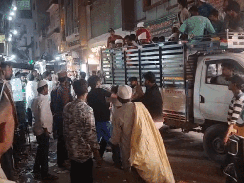 देहली गेट पर हुए विवाद के बाद मौके पर भीड़ हो गई और लात भी मारी।
