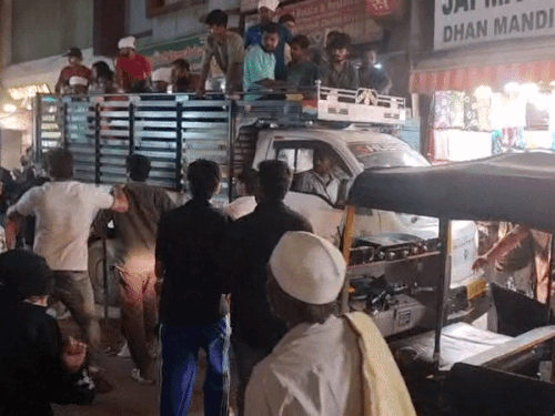 बीच सड़क ही जमकर पीटा।