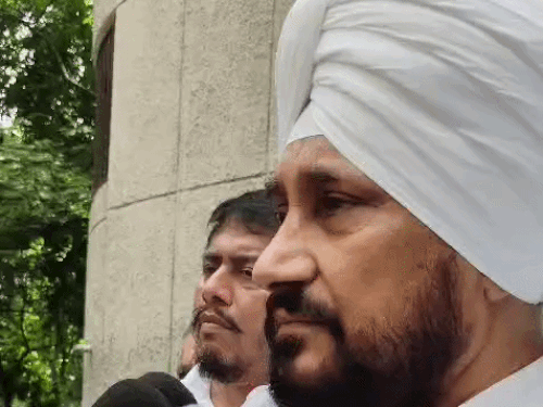 जालंधर डीसी आफिस में पहुंचे सांसद चरनजीत सिंह चन्नी। - Dainik Bhaskar