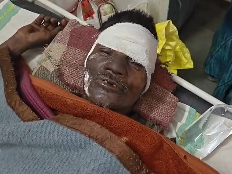 हादसे में घायल बुजुर्ग।