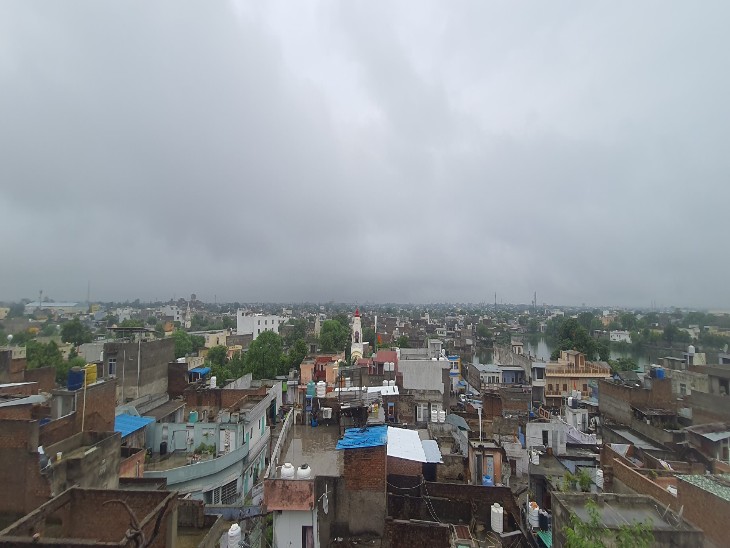 टोंक शहर में छाए बादल।