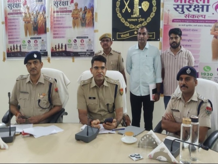 प्रेस कांफ्रेंस में मीडिया को जानकारी देते एसपी रोशन मीना (बीच में)