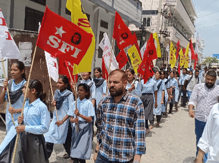 SFI के नेतृत्व में ढाका भवन से कलेक्ट्रेट तक नारेबाजी करते हुए रैली निकाली।