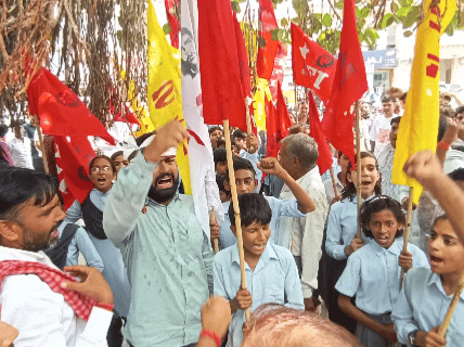 सीकर‌ जिले में रामगढ़ शेखावाटी के थेड़ी गांव की गवर्नमेंट स्कूल के स्टूडेंट्स आज सीकर‌ कलेक्ट्रेट पहुंचे।