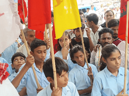 सांसद अमराराम के नेतृत्व में SFI राष्ट्रीय उपाध्यक्ष सुभाष जाखड़ के साथ थेड़ी स्कूल की बेटियों ने कलेक्टर को ज्ञापन सौंपा।