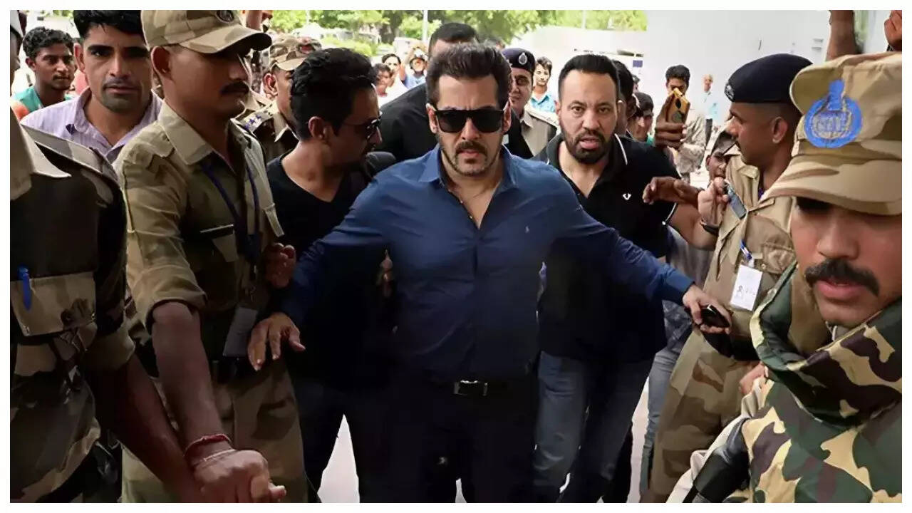 सलमान को महाराष्ट्र सरकार की तरफ से Y+ कैटेगरी की सुरक्षा मिली हुई है। 11 जवान हर समय साथ रहते हैं।