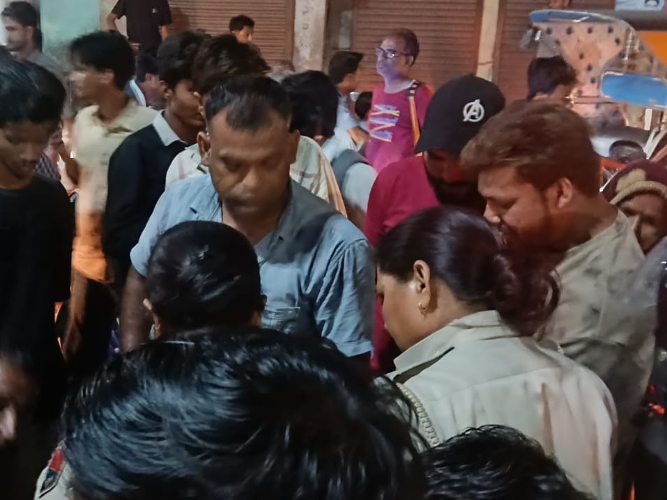 घटना के बाद सुभाष चौक पर लोगों की भारी भीड़ जमा हो गई।