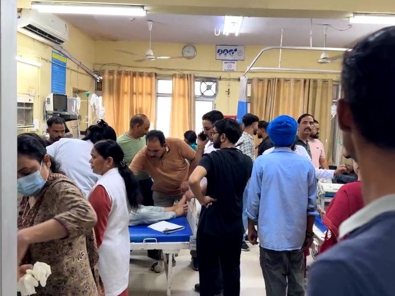 ऊना अस्पताल में इलाज करवाते हुए श्रद्धालु।