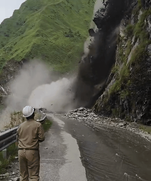 उत्तराखंड के पिथौरागढ़ में मंगलवार को कैलाश मानसरोवर यात्रा मार्ग पर धारचूला-गुंजी के पास लैंडस्लाइड हो गई। सड़क बंद होने से दोनों तरफ लोग फंसे हुए हैं।