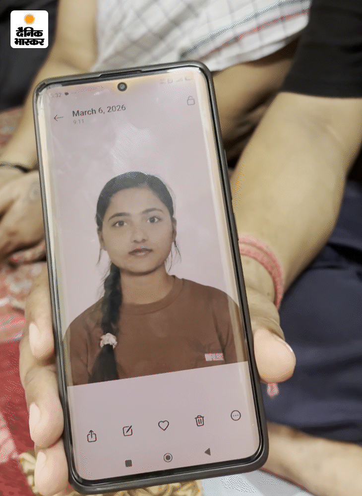 अंशिका के घर की आर्थिक स्थिति अच्छी नहीं है, इसलिए वो मॉल में भी काम करती थी।