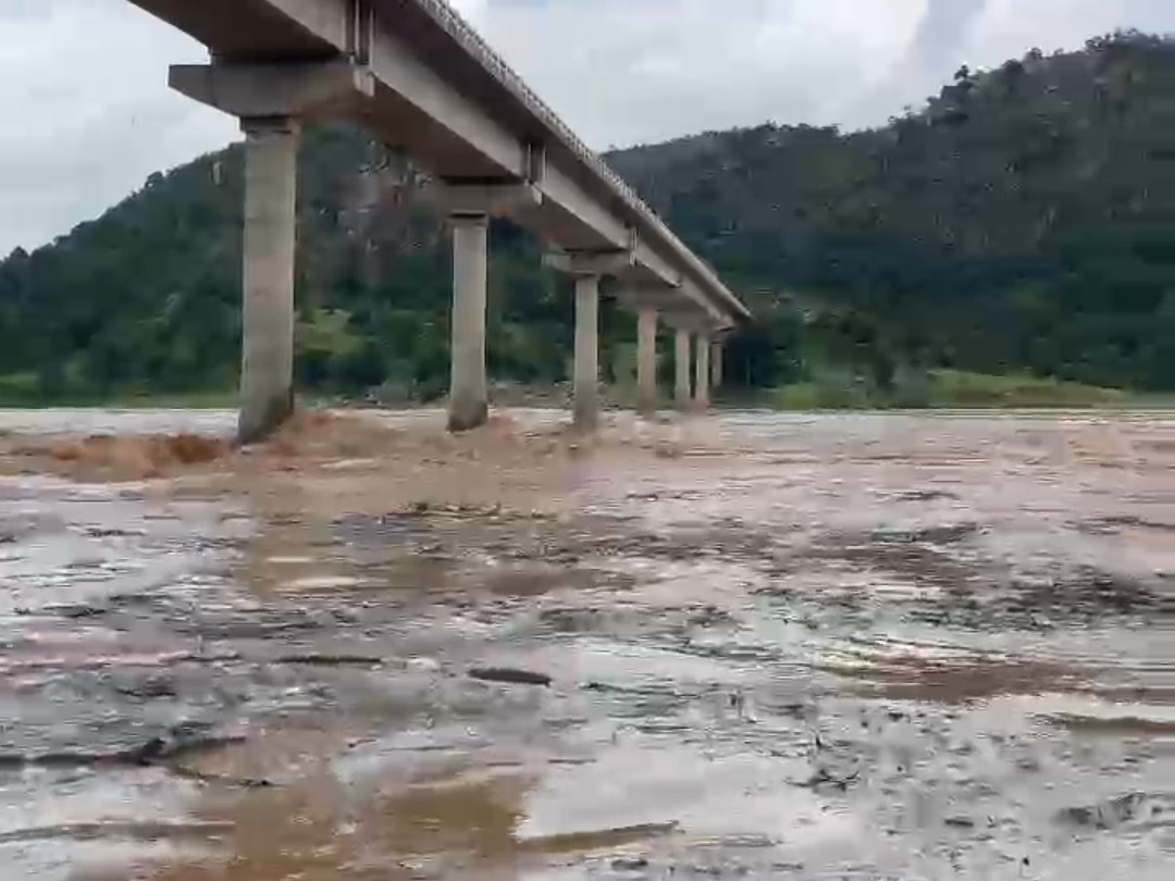 बांध से छूटे पानी से बढ़ा जल स्तर।