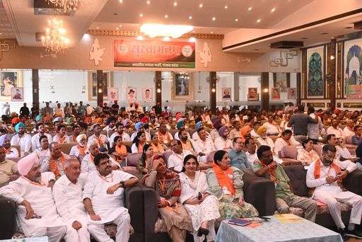 राष्ट्रीय संगठन महामंत्री बीएल संतोष ने बैठक के दौरान नेताओं को गठबंधन को लेकर कोई भी बयान देने से बचने की बात कही।
