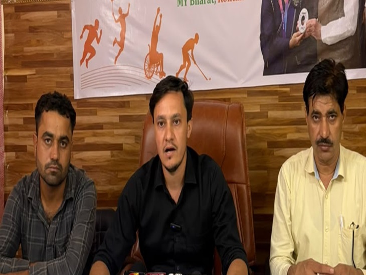 पत्रकारों से बात करते हुए जिला युवा अधिकारी परम राठी ।
