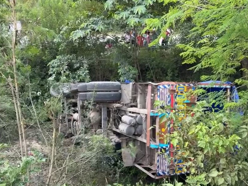 ऊना के पीरनिगाह में दुर्घटनाग्रस्त ट्रक।