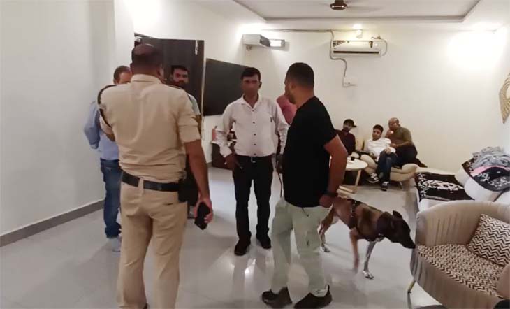 घटना की सूचना मिलने के बाद मौके पर पहुंची पुलिस व डॉग स्क्वाड की टीम