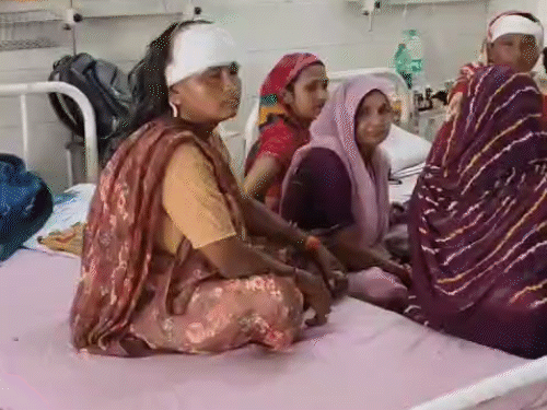 घायल रेणु, जिसके सिर पर पंखा गिरने से 12 से ज्यादा टांके आए हैं।