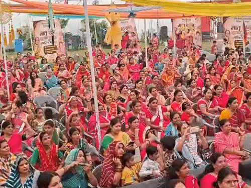 कार्यक्रम में बड़ी संख्या में महिलाएं मौजूद रही।