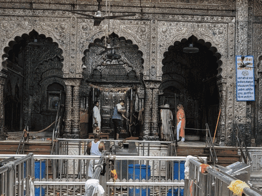 यह बांके बिहारी मंदिर के अंदर का दृश्य है। सामने ठाकुरजी का गर्भगृह दिख रहा है।