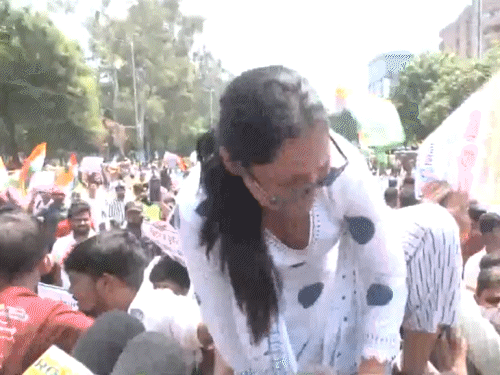 छात्र बैरिकेडिंग पर चढ़ गए।