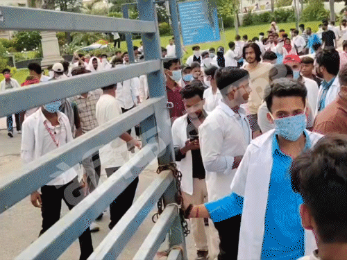 A large number of students arrived outside the university to protest.