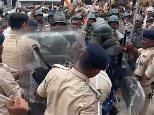 डाकबंगला चौराहा पर पुलिस ने छात्रों पर लाठीचार्ज किया।