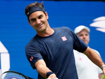 US Open: एग्जिबिशन मैच से पहले प्रैक्टिस करते पूर्व टेनिस स्टार रोजर फेडरर। वे 2019 के बाद पहली बार फ्लशिंग मीडोज में कोर्ट पर उतरेंगे। - Dainik Bhaskar