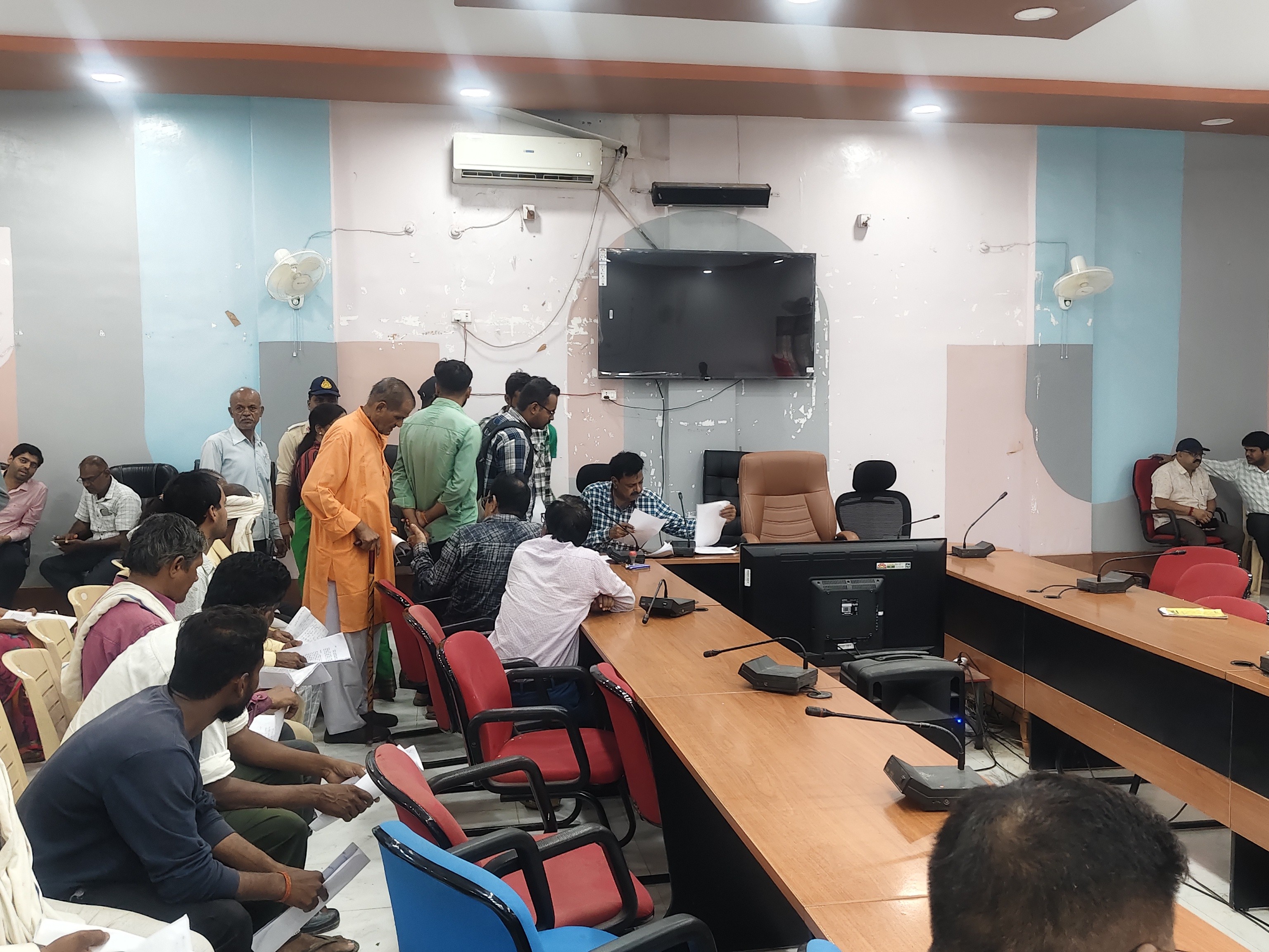 जनसुनवाई में पहुंचे आवेदक।