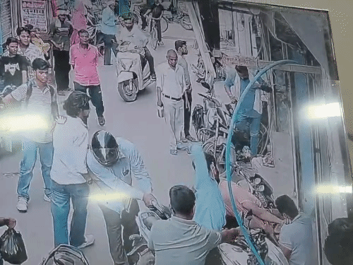 राहुल नाम के युवक ने पीड़ित के सिर-मुंह पर कड़े की चोट मारी।