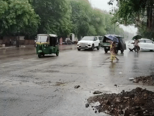 कोटा में सुबह से ही शहर के कई इलाकों में रिमझिम बारिश हो रही हैं बारिश के चलते तापमान में गिरावट हुई है।