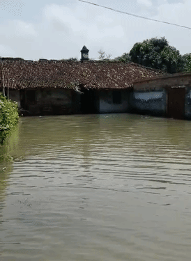 Flood water has entered Khorampur and Chhitaura villages of Matihani block in the district.