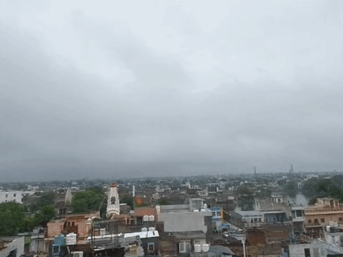 टोंक शहर में सुबह से घने बादल छाए हुए। शहर के अधिकतर इलाकों में सुबह हल्की बारिश भी हुई।