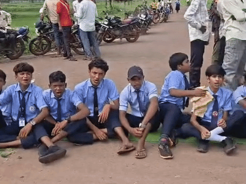 स्टूडेंट्स का कहना है कि कोर्स समय पर पूरा नहीं हो पा रहा है।
