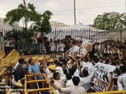 राजस्थान नर्सिंग काउंसिल में अनियमितताओं और भ्रष्टाचार के आरोपों को लेकर युवा जागृति मंच राजस्थान ने मंगलवार को शहीद स्मारक पर धरना-प्रदर्शन किया।