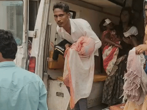 तीनों बच्चों को एक ही एम्बुलेंस में लेकर परिजन बांसवाड़ा के एमजी अस्पताल पहुंचे।