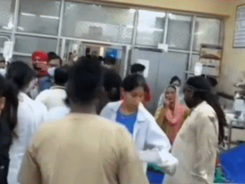 ऊना अस्पताल में घायलों के लिए इलाज करते डॉक्टर।
