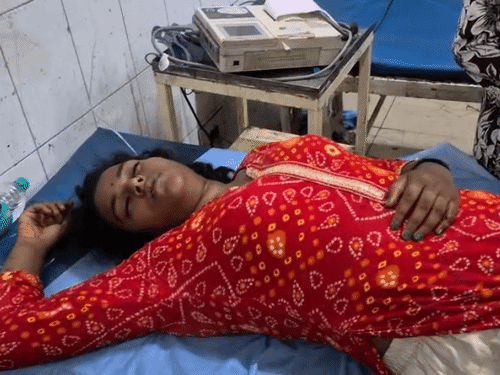 परिजनों ने महिला को सरकारी अस्पताल में भर्ती कराया। - Dainik Bhaskar