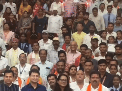 विद्यार्थियों के साथ प्राचार्य और शाला प्रबंधन समिति अध्यक्ष भी सम्मानित