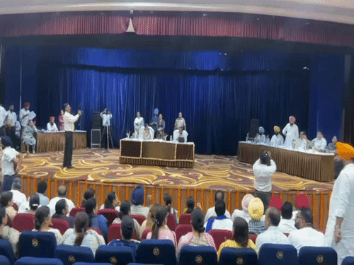 नगर निगम हाउस की बैठक में आप पार्षद व मंच पर बैठे मेयर व विधायक।