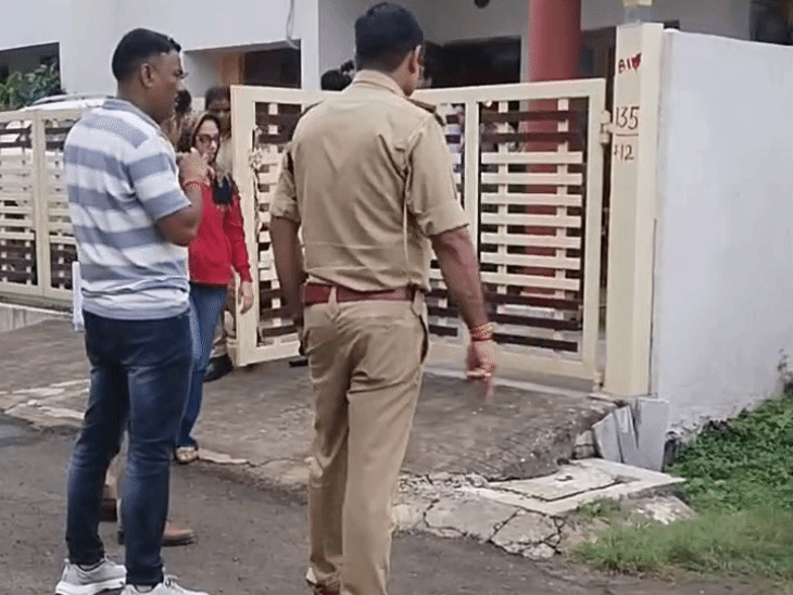 बागमुगालिया स्थित अपने घर से बाहर निकलती तृप्ति।