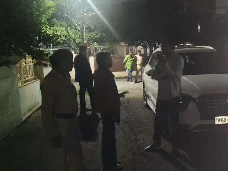 पुलिस के साथ घर के बाहर तृप्ति।